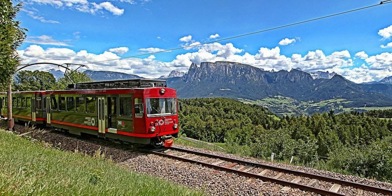 Rittner Bahn mit Dolomiten