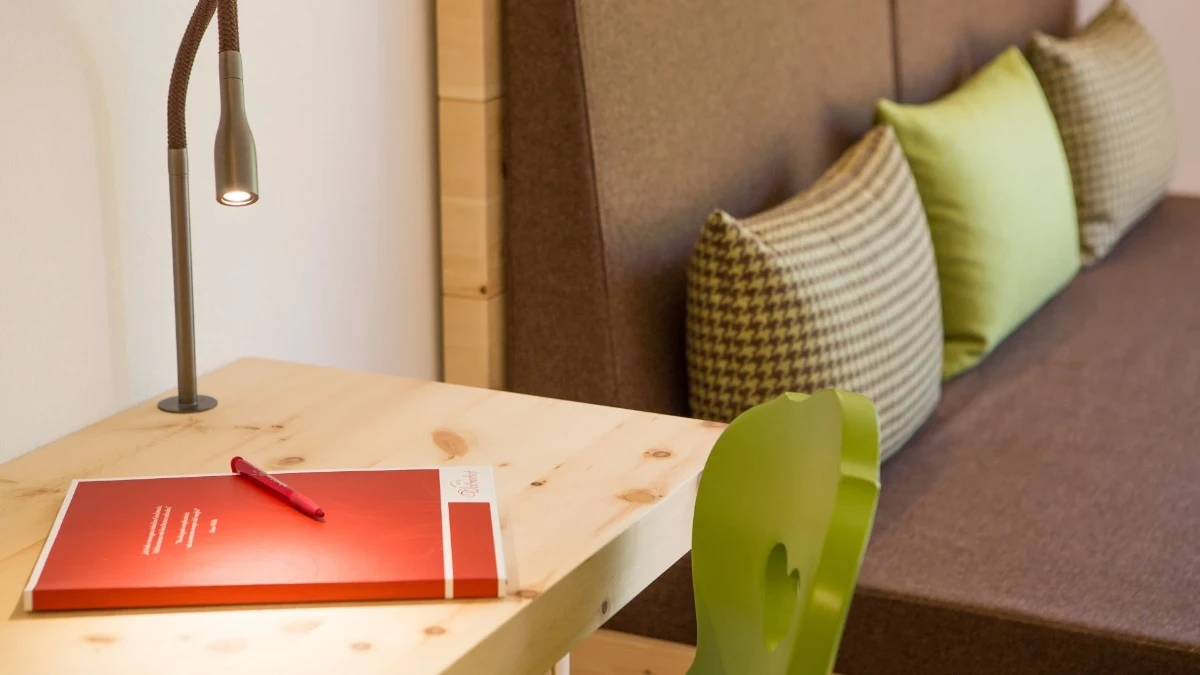 zirbenholz-zimmer-weihrerhof-naturhotel-suedtirol