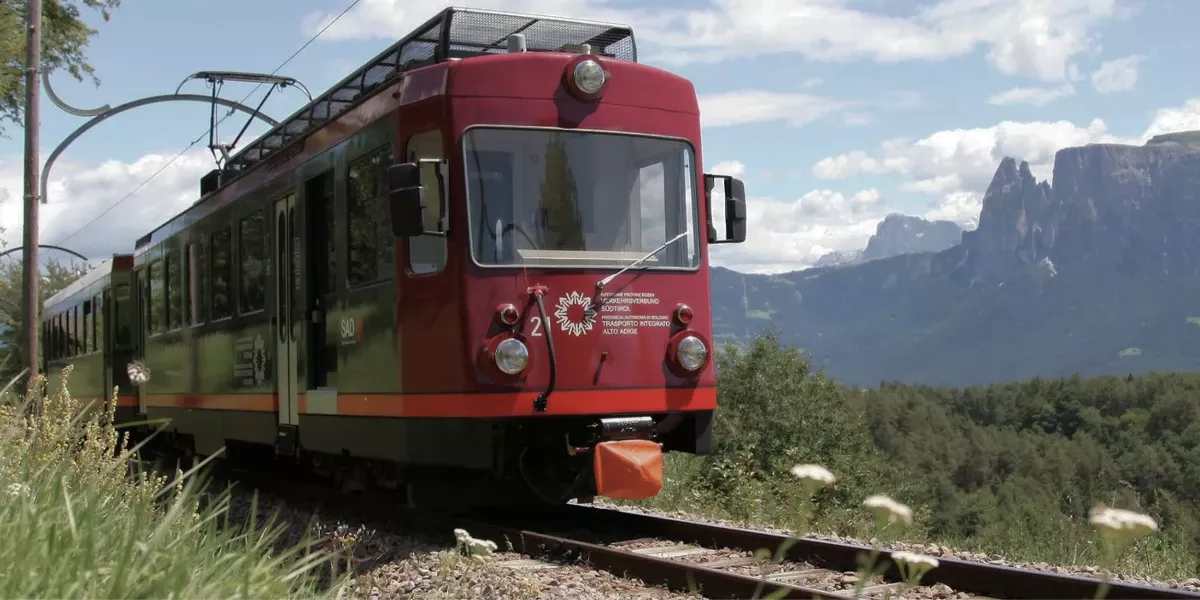 rittner-bahn-landschaft-suedtirol-renon-weihrerhof