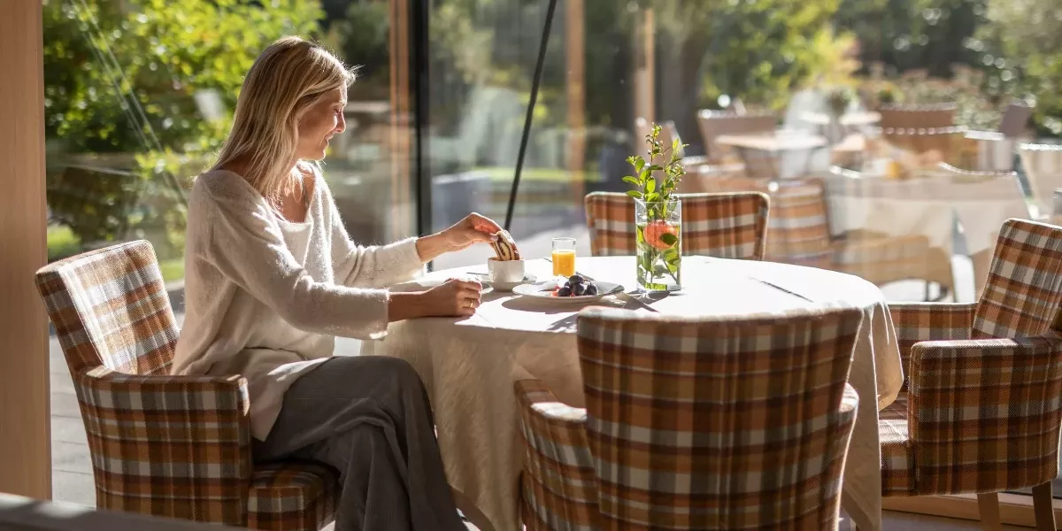 fruehstueck-speisesaal-weihrerhof-ritten-naturblick-suedtirol