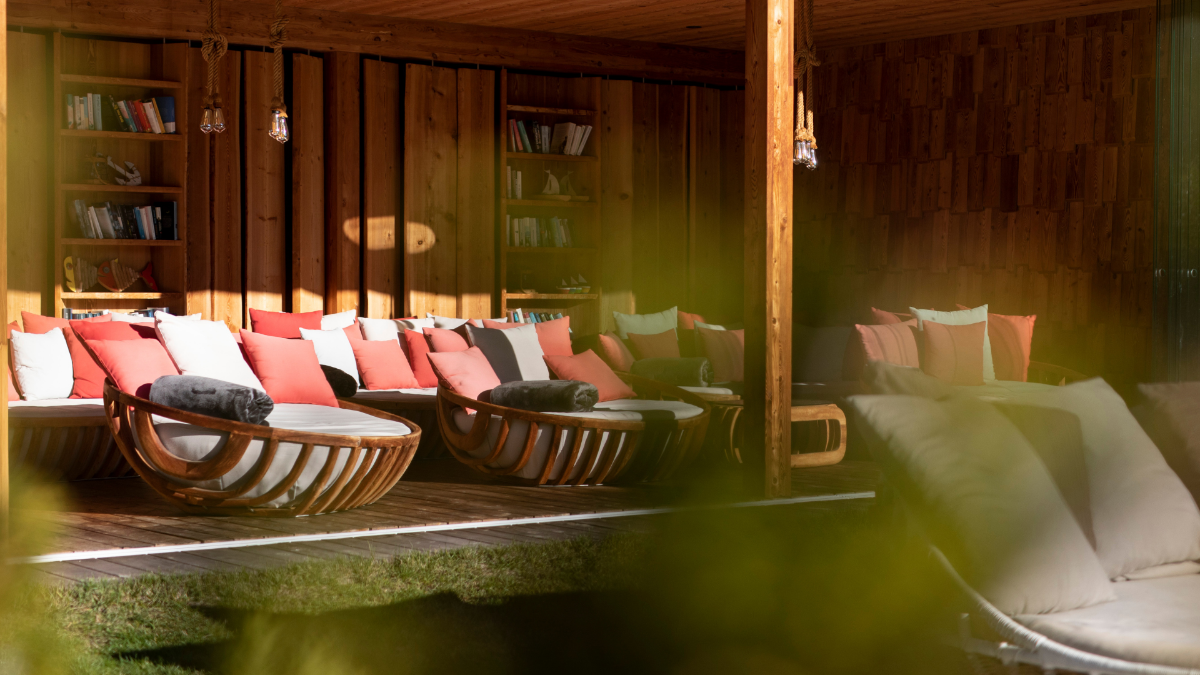 Momento di relax e lettura nella SeaSpa dell’Hotel Weihrerhof in Alto Adige.